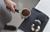 Cà phê pha máy espresso có cần thêm miếng lọc trên hay dưới lớp bột?