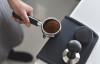 Cà phê pha máy espresso có cần thêm miếng lọc trên hay dưới lớp bột?